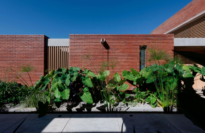 A Brick Family House Where Arriving Becomes an Experience