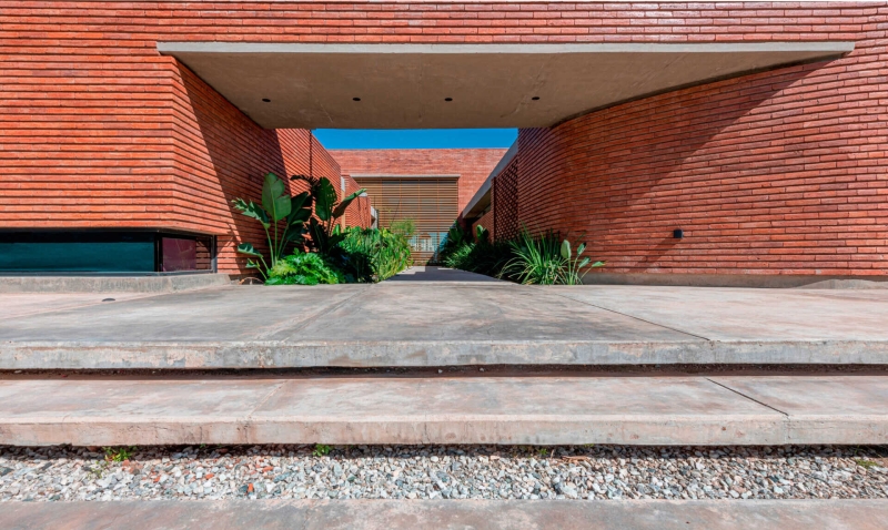 A Brick Family House Where Arriving Becomes an Experience