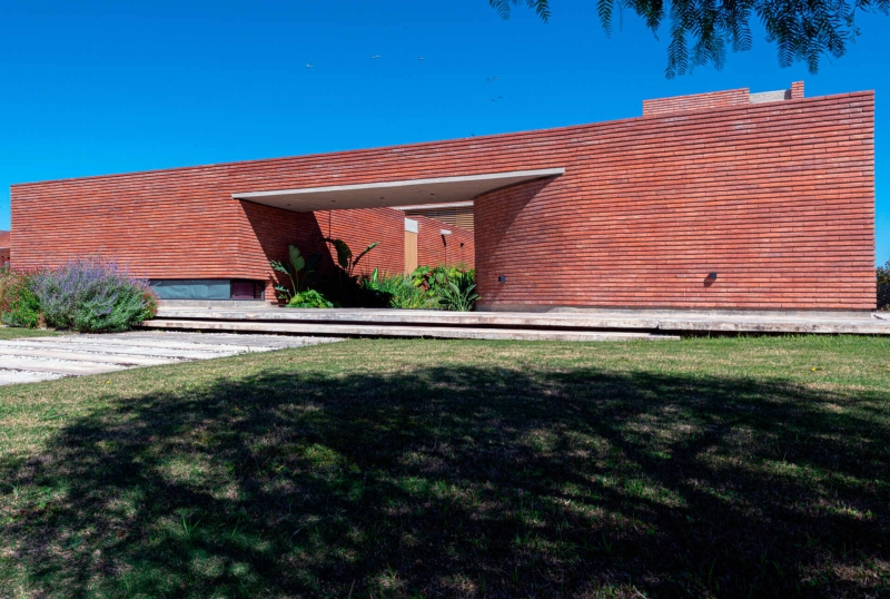 A Brick Family House Where Arriving Becomes an Experience