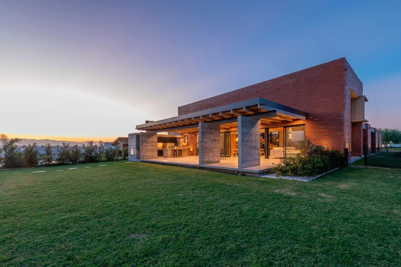 A Brick Family House Where Arriving Becomes an Experience