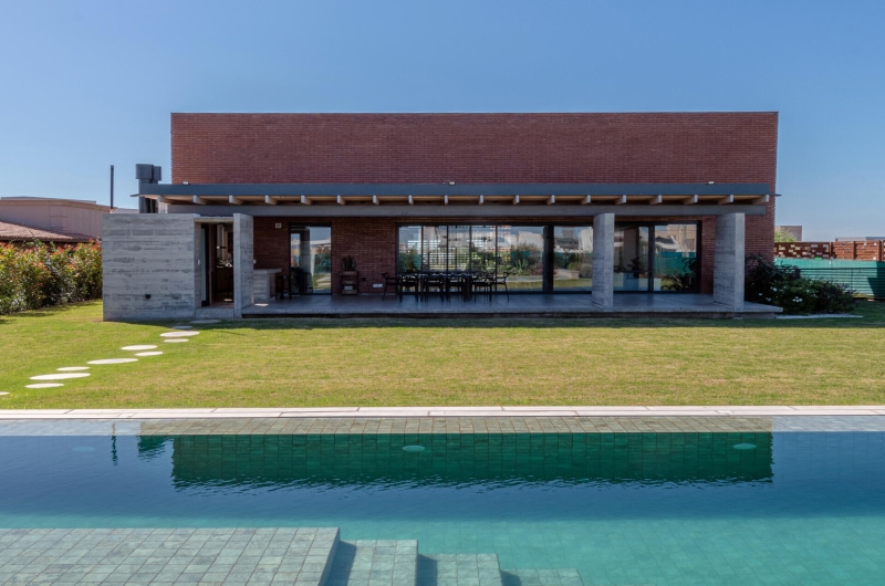 A Brick Family House Where Arriving Becomes an Experience