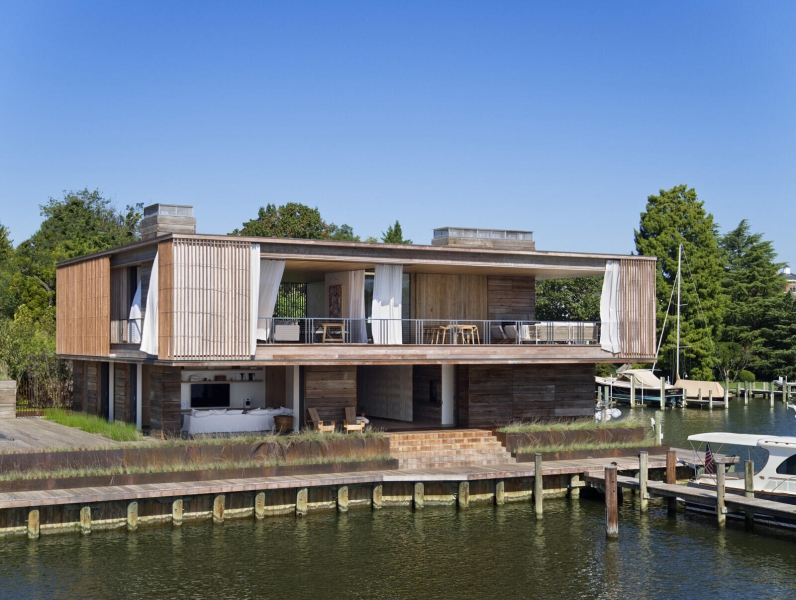 A Coastal Home That Uses Architectural Layers to Extend Outdoor Living
