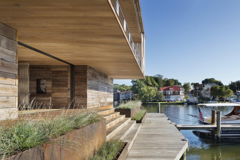 A Coastal Home That Uses Architectural Layers to Extend Outdoor Living