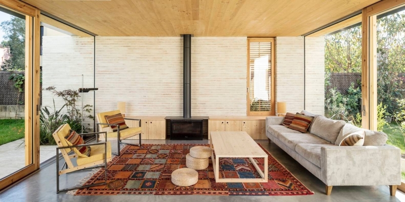 A Slender Vertical Block and a Glass-Lined Entertaining Area Shape This Family Home