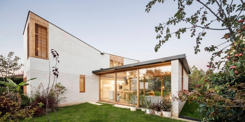 A Slender Vertical Block and a Glass-Lined Entertaining Area Shape This Family Home