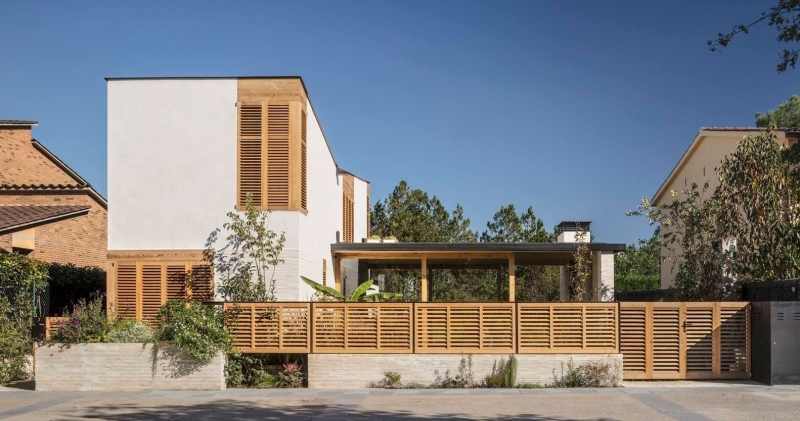 A Slender Vertical Block and a Glass-Lined Entertaining Area Shape This Family Home