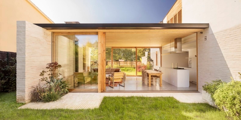 A Slender Vertical Block and a Glass-Lined Entertaining Area Shape This Family Home