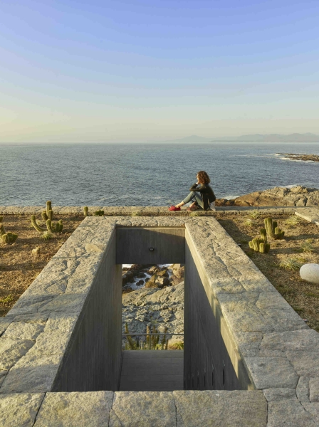 An Amoeba-Shaped Glass Home Perched Above the Chilean Coast