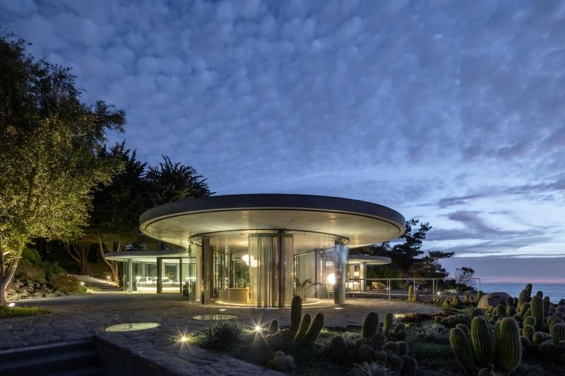 An Amoeba-Shaped Glass Home Perched Above the Chilean Coast