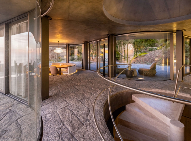 An Amoeba-Shaped Glass Home Perched Above the Chilean Coast