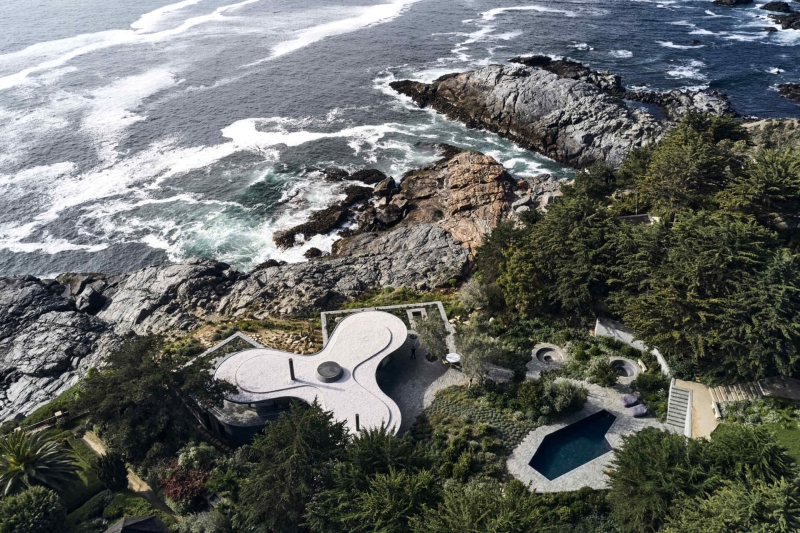 An Amoeba-Shaped Glass Home Perched Above the Chilean Coast