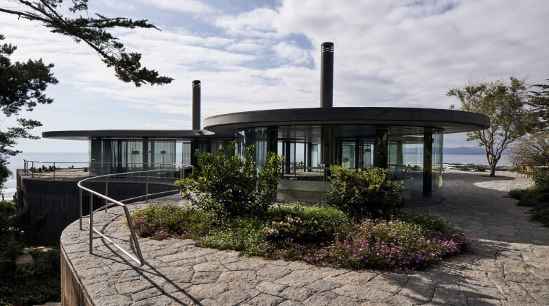 An Amoeba-Shaped Glass Home Perched Above the Chilean Coast