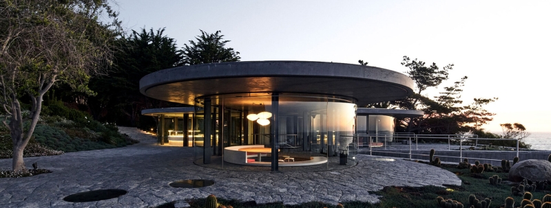 An Amoeba-Shaped Glass Home Perched Above the Chilean Coast