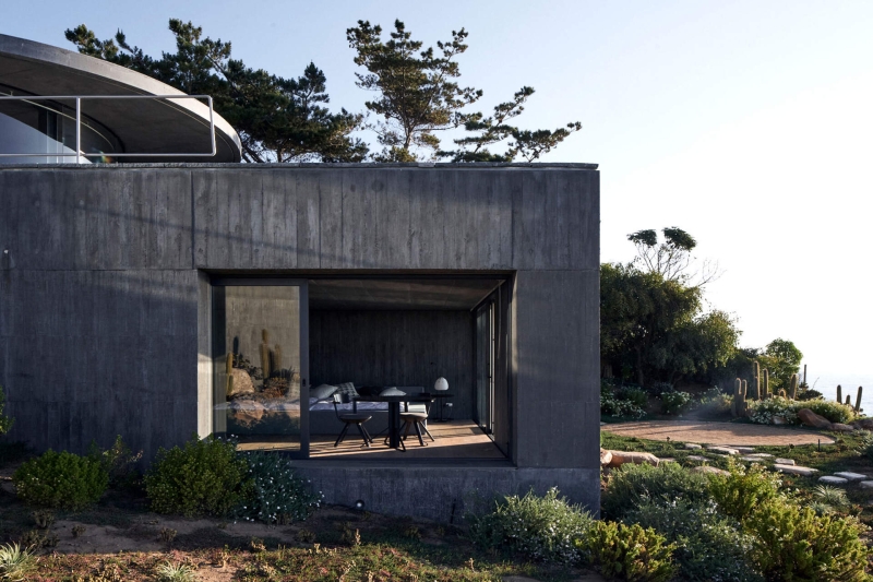 An Amoeba-Shaped Glass Home Perched Above the Chilean Coast