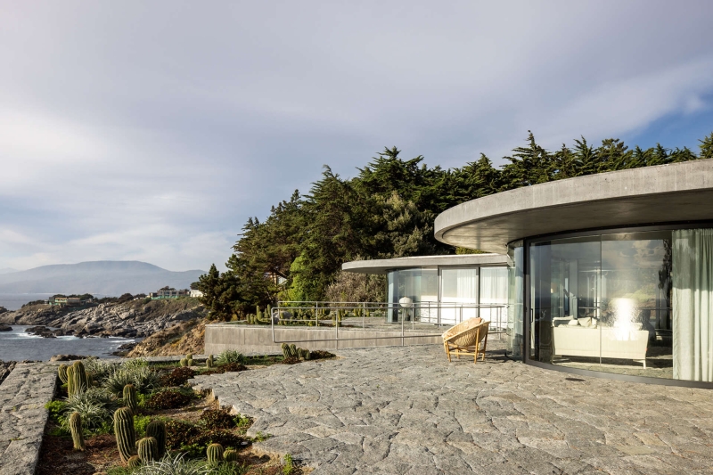 An Amoeba-Shaped Glass Home Perched Above the Chilean Coast