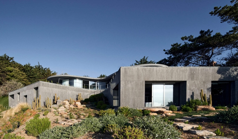 An Amoeba-Shaped Glass Home Perched Above the Chilean Coast