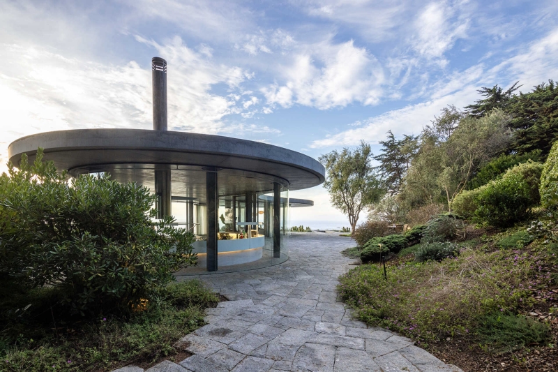 An Amoeba-Shaped Glass Home Perched Above the Chilean Coast