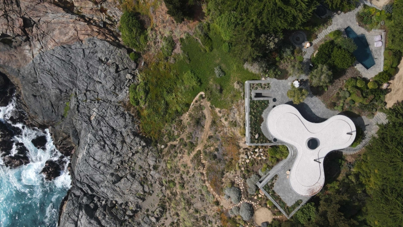 An Amoeba-Shaped Glass Home Perched Above the Chilean Coast