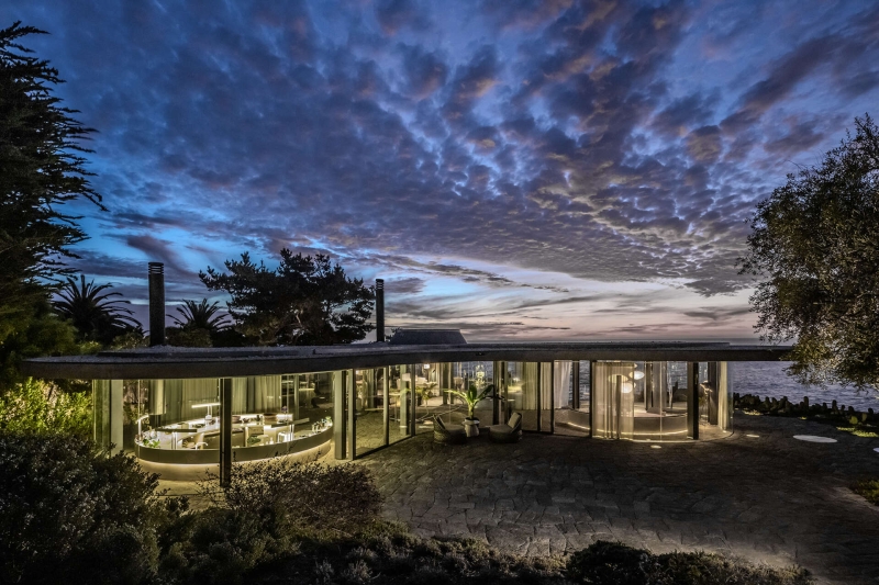 An Amoeba-Shaped Glass Home Perched Above the Chilean Coast