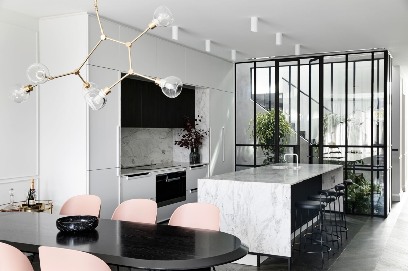 An Indoor Garden Transforms the Center of this Home