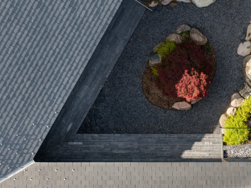 Black Slate, White Ash, and the Landscape That Shapes a Modern Home