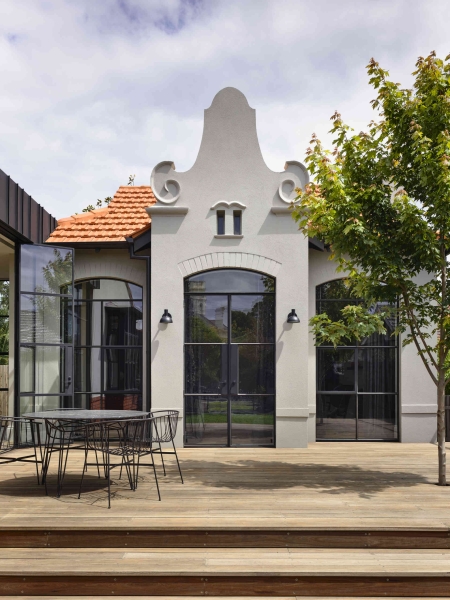 Inside a Heritage Home Renovated With A Dramatic Interior