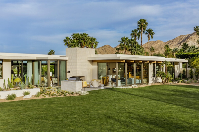 Inside a Mid Century Makeover Perched Above California&rsquo;s Coachella Valley