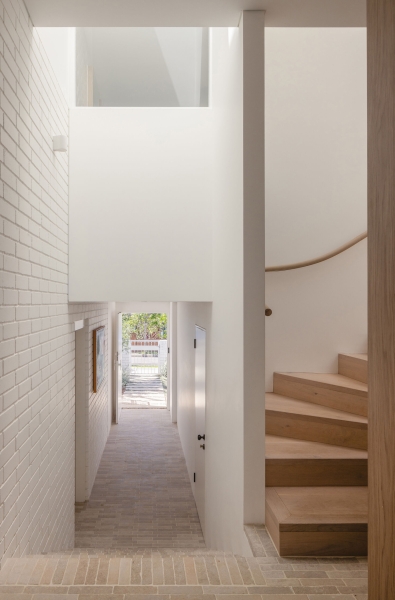 Playful Curves and Brick Create a Calm Sydney Family Home