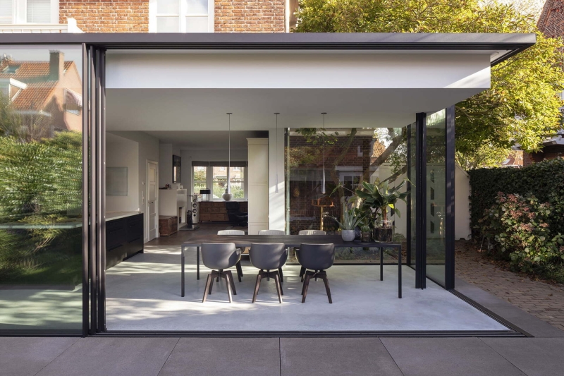 The Glass Extension That Completely Transformed a 1920s Brick Home
