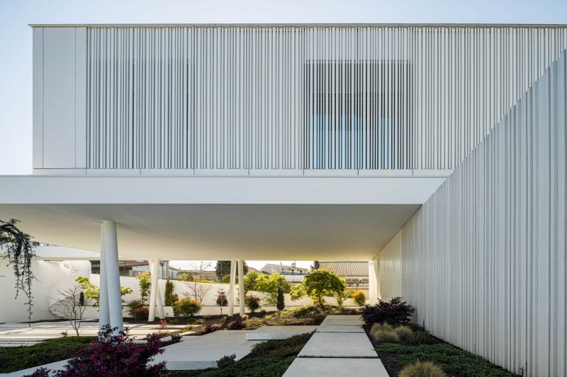 The Modern Home Where Concrete Stripes Shape Both the Exterior and Interior
