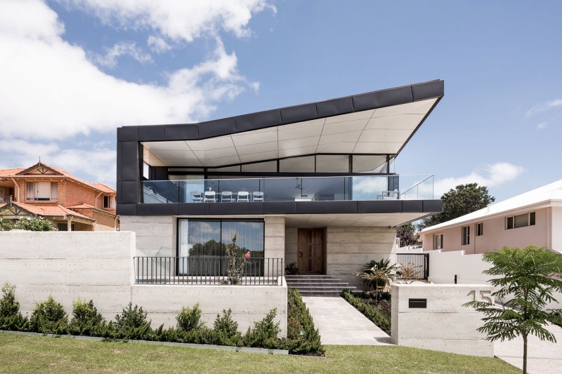 This Modern Home Folds, Angles and Opens Itself Entirely to the View