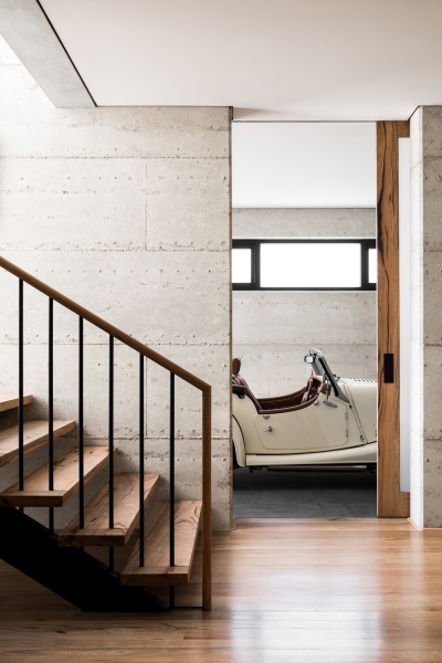 This Modern Home Folds, Angles and Opens Itself Entirely to the View