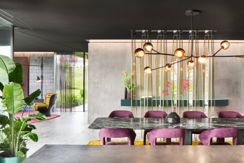 Why This Contemporary Home Let Color, Not Walls, Define the Space