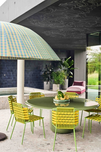 Why This Contemporary Home Let Color, Not Walls, Define the Space