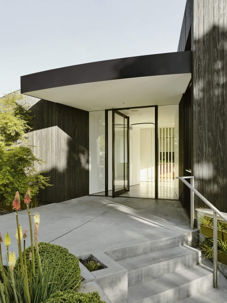 A 1960s Circular Home Gets a Second Life Focused Entirely on the View