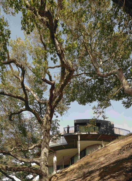 A 1960s Circular Home Gets a Second Life Focused Entirely on the View