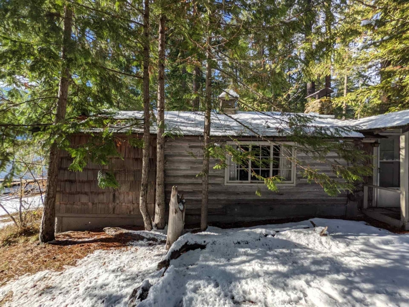 A Century-Old Log Cabin Becomes the Living Room of a New Lake House