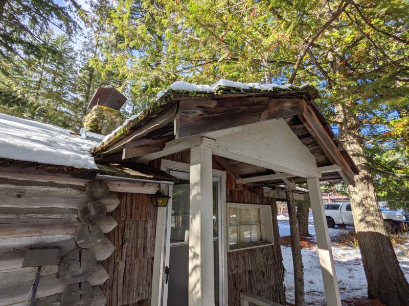 A Century-Old Log Cabin Becomes the Living Room of a New Lake House