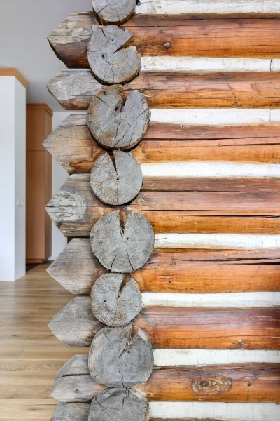 A Century-Old Log Cabin Becomes the Living Room of a New Lake House