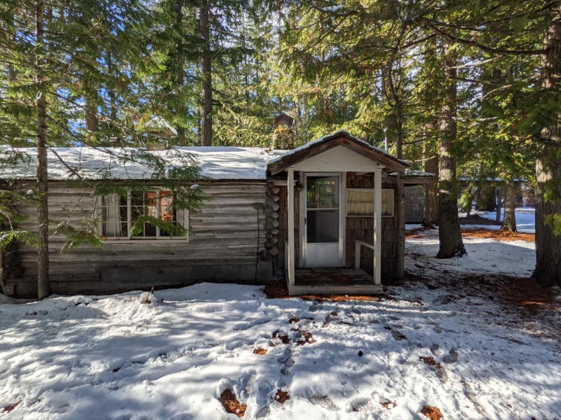 A Century-Old Log Cabin Becomes the Living Room of a New Lake House