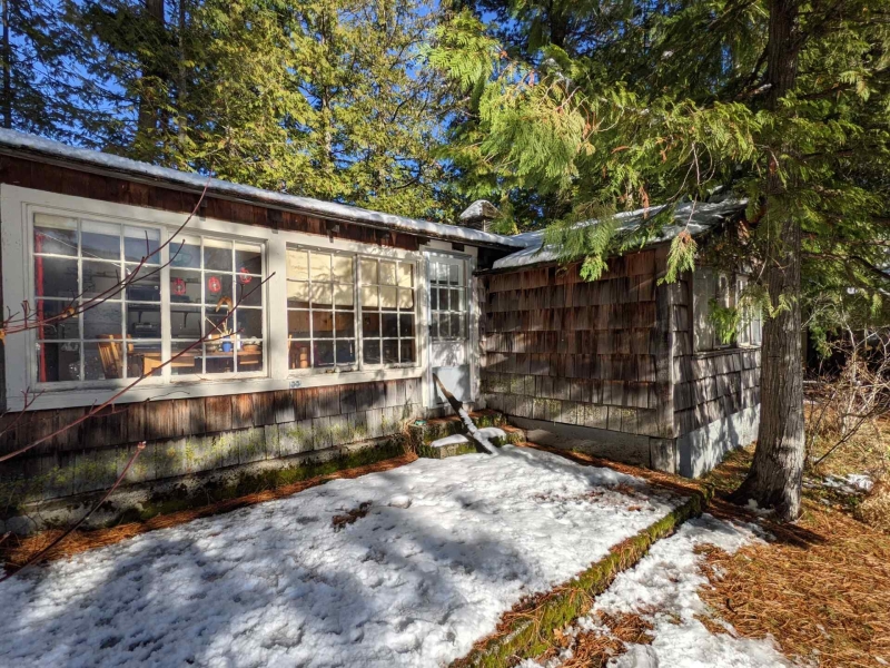 A Century-Old Log Cabin Becomes the Living Room of a New Lake House
