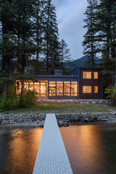 A Century-Old Log Cabin Becomes the Living Room of a New Lake House