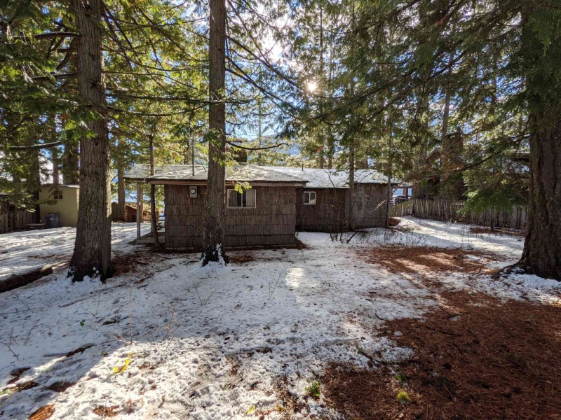 A Century-Old Log Cabin Becomes the Living Room of a New Lake House