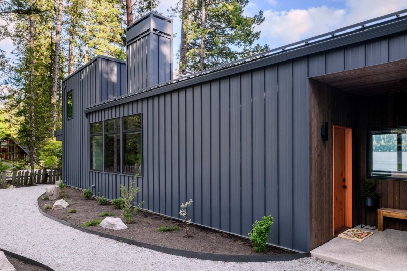 A Century-Old Log Cabin Becomes the Living Room of a New Lake House