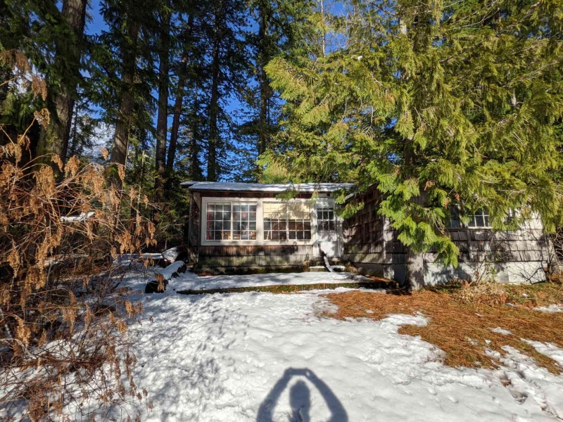 A Century-Old Log Cabin Becomes the Living Room of a New Lake House