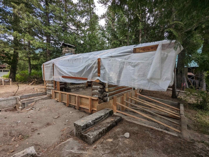 A Century-Old Log Cabin Becomes the Living Room of a New Lake House