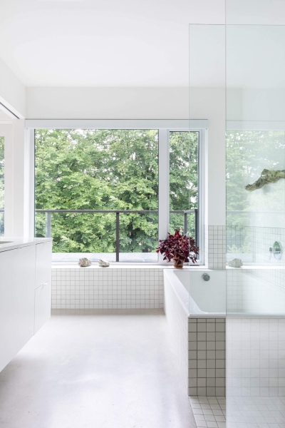 Behind the Dark Shingles, a Light Filled Vancouver Home Unfolds