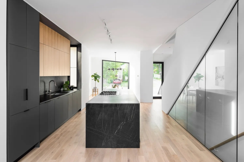 The Angular Toronto Home Where Sharp Lines and Soft Light Collide