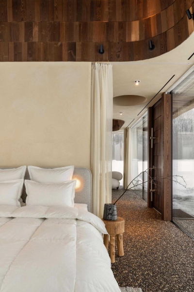 These Glass Guesthouses Turn a Traditional Thatched Roof Into a Sculptural Icon