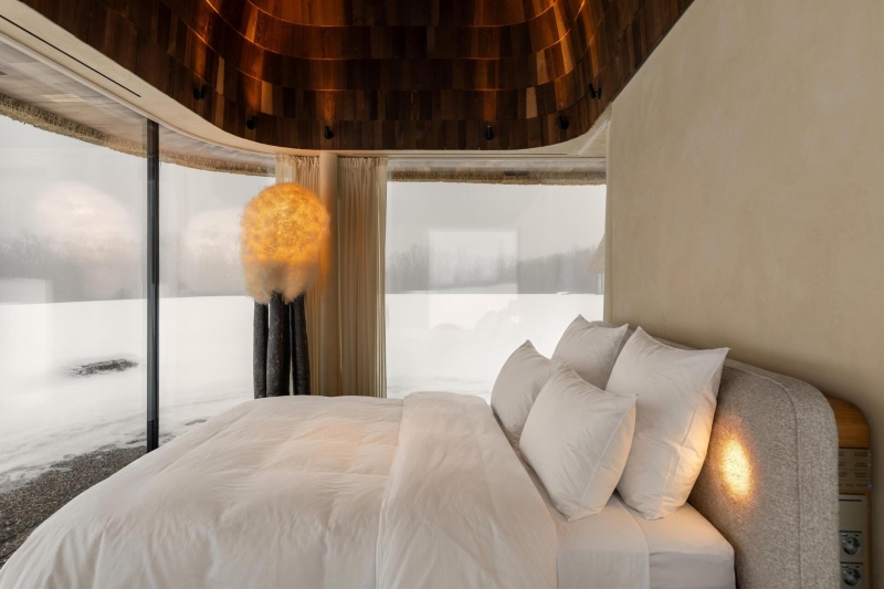 These Glass Guesthouses Turn a Traditional Thatched Roof Into a Sculptural Icon